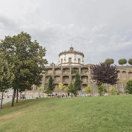 Apartment 2br Flat W/ Ac & Great Views By Lovelystay