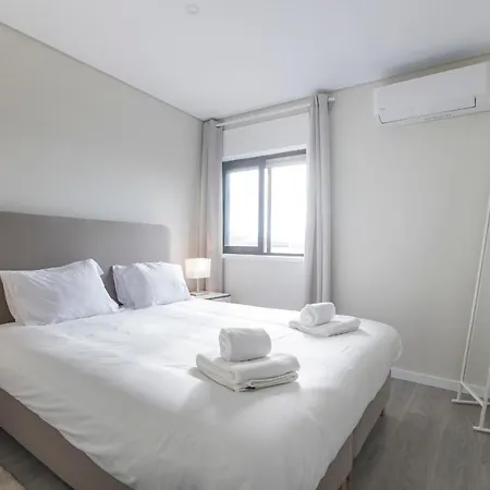 Apartment 2br Flat W/ Ac & Great Views By Lovelystay